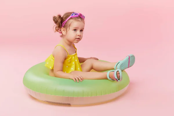 Retrato Menina Feliz Com Círculo Borracha Inflável Néon Divertindo Isolado — Fotografia de Stock