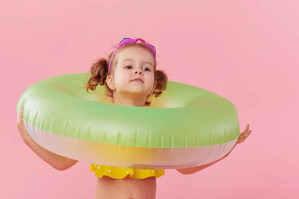 Retrato Niña Feliz Con Círculo Goma Inflable Neón Que Divierte —  Fotos de Stock