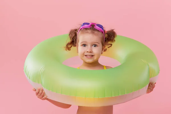 Retrato Menina Feliz Com Círculo Borracha Inflável Néon Divertindo Isolado — Fotografia de Stock