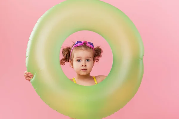 Retrato Niña Feliz Con Círculo Goma Inflable Neón Que Divierte —  Fotos de Stock