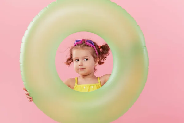 Ritratto Bambina Felice Con Cerchio Gomma Gonfiabile Neon Che Diverte — Foto Stock