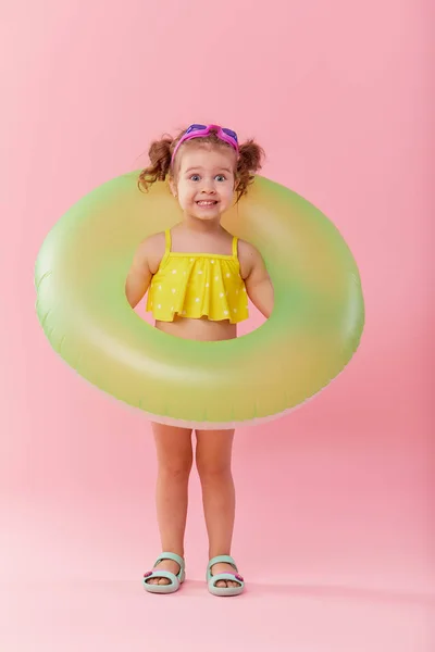 Retrato Menina Feliz Com Círculo Borracha Inflável Néon Divertindo Isolado — Fotografia de Stock