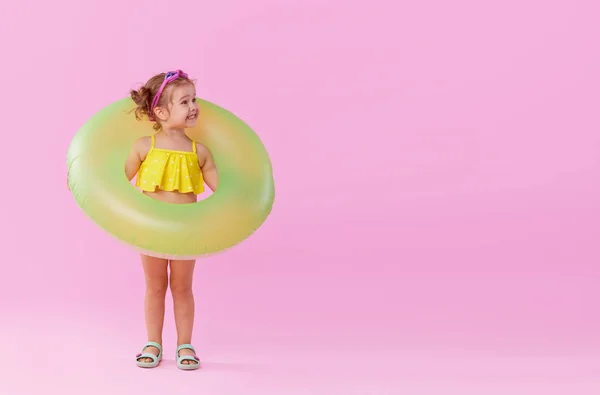 Retrato Menina Feliz Com Círculo Borracha Inflável Néon Divertindo Isolado — Fotografia de Stock