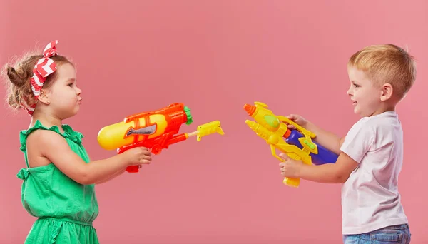 Feliz Niño Niña Ropa Verano Sosteniendo Pistolas Agua Juguete Sobre —  Fotos de Stock