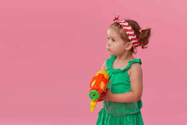 Menina Pequena Feliz Roupas Verão Segurando Brinquedo Arma Água Fundo — Fotografia de Stock