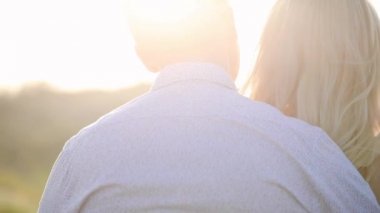 adam Bayan sarılıyor ve birkaç öpücük eller katılma geliyor