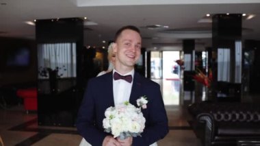 damat tutan buket gelin çift kucak bekliyor