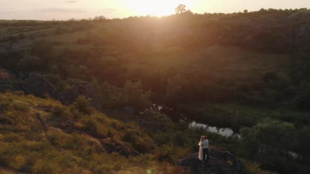 Kayalık uçurum havadan görüş genç yeni evli kucaklamak ayakta — Stok video