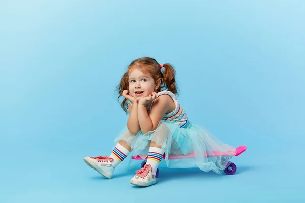 Menina Pequena Fresco Roupas Brilhantes Detém Skate Olhando Para Câmera — Fotografia de Stock