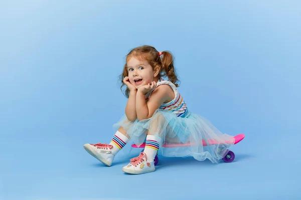 Menina Pequena Fresco Roupas Brilhantes Detém Skate Olhando Para Câmera — Fotografia de Stock