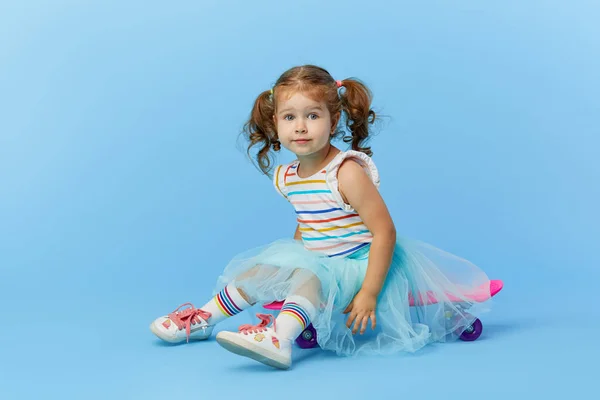 Menina Pequena Fresco Roupas Brilhantes Detém Skate Olhando Para Câmera — Fotografia de Stock