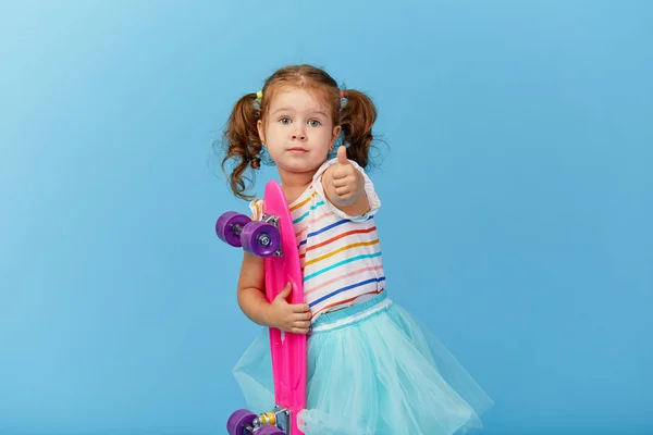 Cool Niña Pequeña Ropa Brillante Sostiene Monopatín Mirando Cámara Aislada —  Fotos de Stock