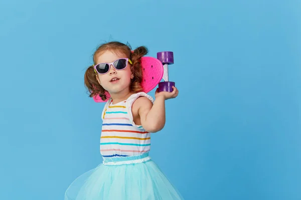 Menina Pequena Fresco Roupas Brilhantes Detém Skate Olhando Para Câmera — Fotografia de Stock