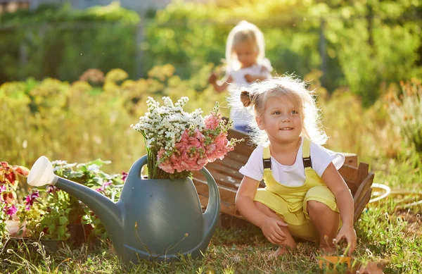 Niños Pequeños Amarillo Jugando Jardín Día Soleado —  Fotos de Stock