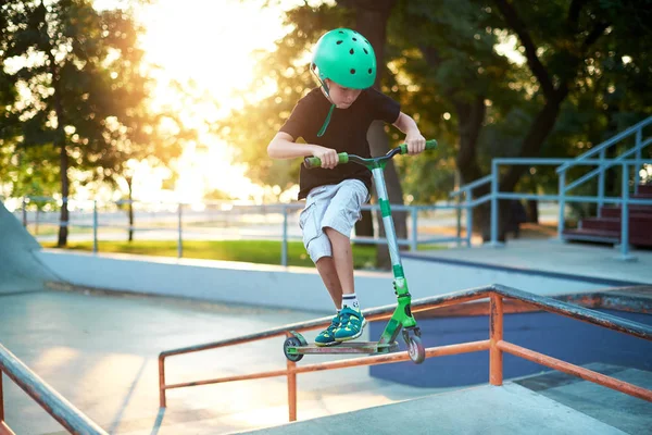 Menino Uma Scooter Capacete Proteção Fazer Acrobacias Incríveis Parque Skate — Fotografia de Stock