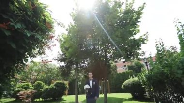 beyaz buket tutan mavi takım elbiseli adam güzel bayan yürüyor