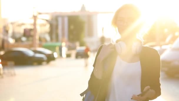 Pretty student promenader längs staden och dricker gott kaffe — Stockvideo