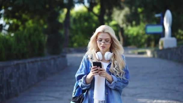 Estudiante emocionante mira el teléfono inteligente negro y decepciona — Vídeos de Stock