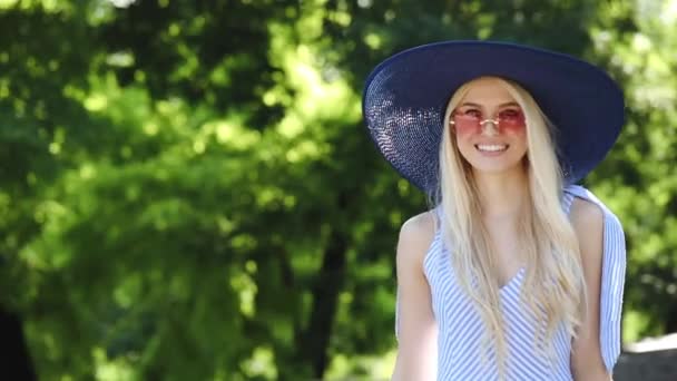 Happy lady in sunglasses approaches and shows thumb-up — Stock Video