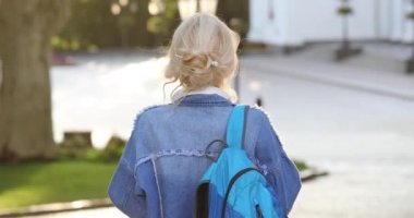 denim ceket yürüyüşleri mavi sırt çantası ile şık öğrenci