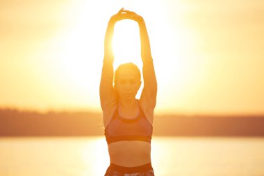 Yoga ve fitness. Genç kadın plajda doğada sabah meditasyon pratik