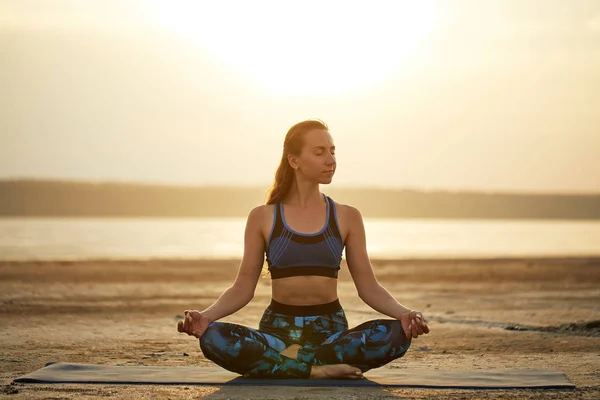 Yoga Und Fitness Junge Frau Praktiziert Morgenmeditation Der Natur Strand — Stockfoto