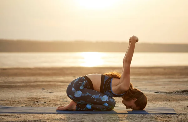 Yoga Und Fitness Junge Frau Praktiziert Morgenmeditation Der Natur Strand — Stockfoto