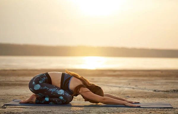 Yoga Und Fitness Junge Frau Praktiziert Morgenmeditation Der Natur Strand — Stockfoto