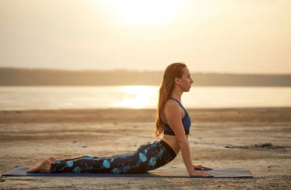 Yoga Und Fitness Junge Frau Praktiziert Morgenmeditation Der Natur Strand — Stockfoto