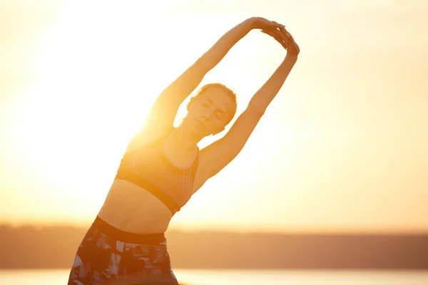 Yoga Fitness Jonge Vrouw Beoefenen Ochtend Meditatie Natuur Het Strand — Stockfoto