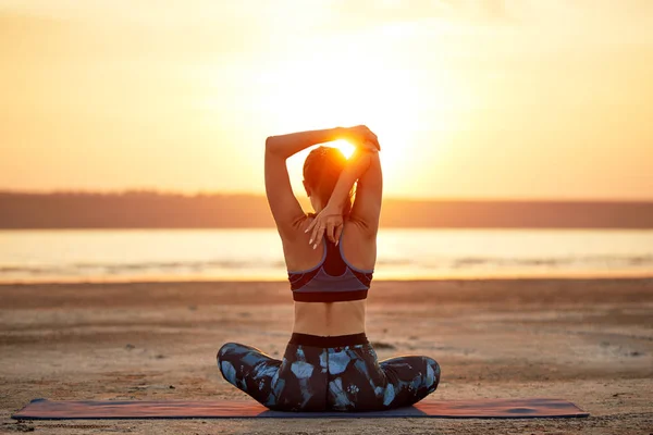 Yoga Und Fitness Junge Frau Praktiziert Morgenmeditation Der Natur Strand — Stockfoto