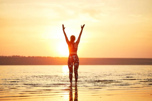 Yoga Fitness Genç Kadın Plajda Doğada Sabah Meditasyon Pratik — Stok fotoğraf