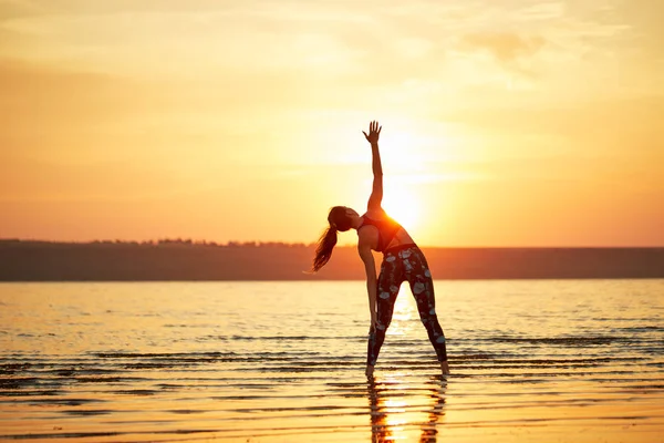 Yoga Fitness Genç Kadın Plajda Doğada Sabah Meditasyon Pratik — Stok fotoğraf