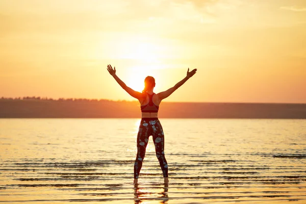 Yoga Fitness Genç Kadın Plajda Doğada Sabah Meditasyon Pratik — Stok fotoğraf