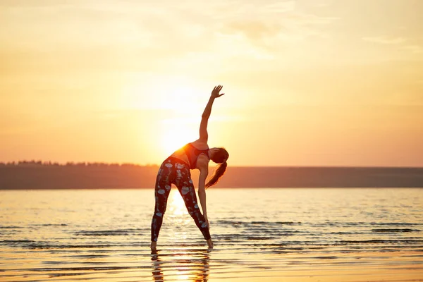 Yoga Fitness Genç Kadın Plajda Doğada Sabah Meditasyon Pratik — Stok fotoğraf