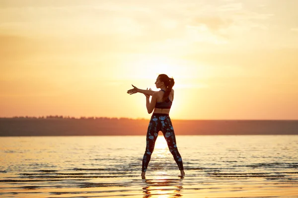 Yoga Fitness Genç Kadın Plajda Doğada Sabah Meditasyon Pratik — Stok fotoğraf