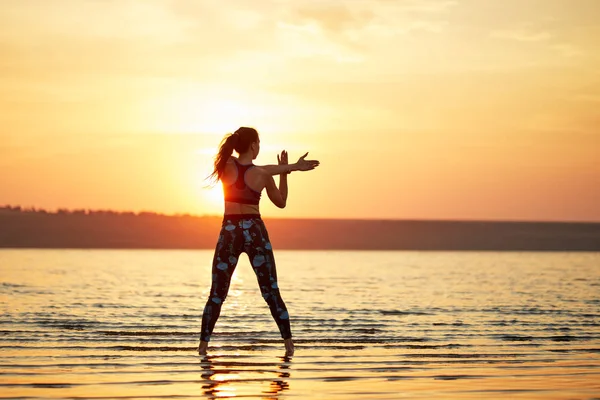 Yoga Fitness Genç Kadın Plajda Doğada Sabah Meditasyon Pratik — Stok fotoğraf