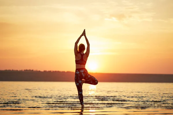 Yoga Fitness Jonge Vrouw Beoefenen Ochtend Meditatie Natuur Het Strand — Stockfoto