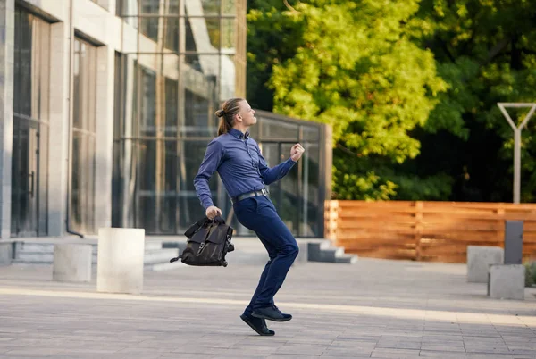 Joven Empresario Loco Bailando Calle Con Bolsa Celebrando Victoria Flexibilidad — Foto de Stock