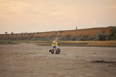 gün batımı plajda denge bisiklet sürme küçük yürümeye başlayan çocuk