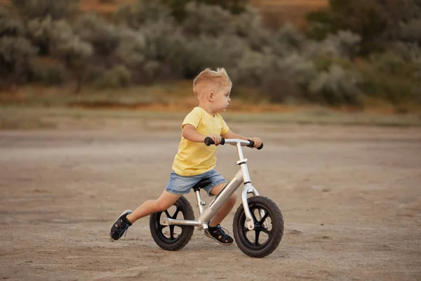 Pequeno Criança Menino Equitação Equilíbrio Bicicleta Por Sol Praia — Fotografia de Stock