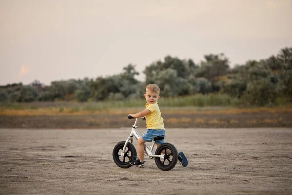 Pequeno Criança Menino Equitação Equilíbrio Bicicleta Por Sol Praia — Fotografia de Stock
