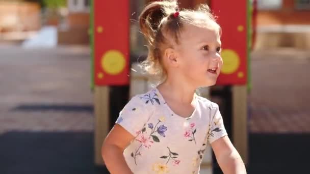 庭で遊ぶ幸せな小さな女の子の映像 — ストック動画