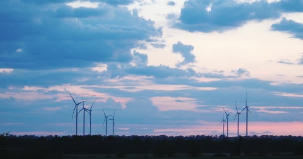 Riprese Panoramiche Turbine Eoliche Campo Verde Crepuscolo — Video Stock
