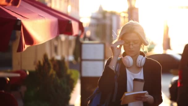 Stijlvolle Student Meisje Met Witte Koptelefoon Smartphone City Street — Stockvideo