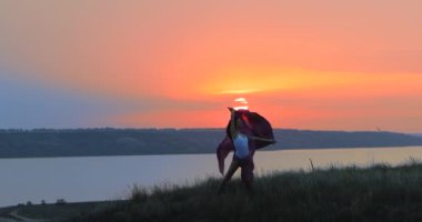 gün batımında yeşil alanda dans güzel genç kadın görüntüleri