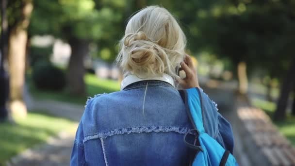 Menina Estudante Elegante Jaqueta Jeans Falando Por Telefone Parque — Vídeo de Stock