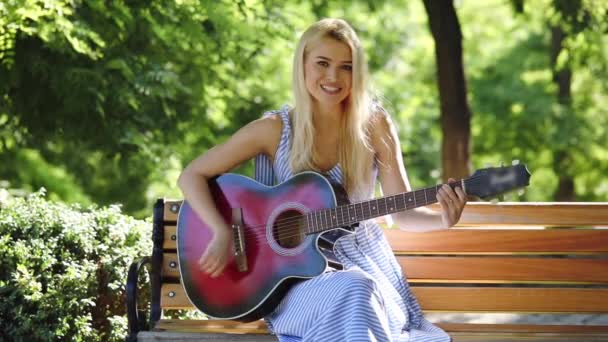 时尚学生女孩在夏装打吉他在公园 — 图库视频影像