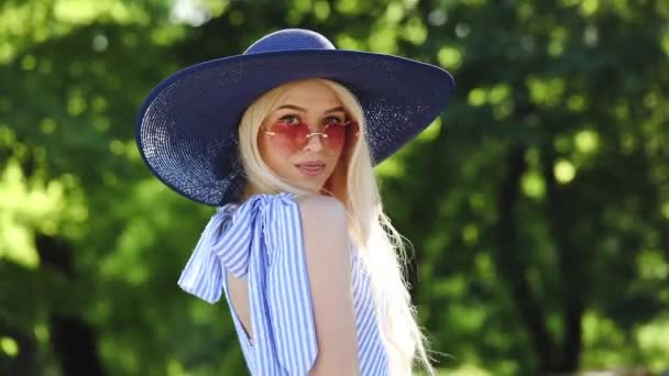 Estudiante Elegante Vestido Verano Posando Parque — Vídeos de Stock