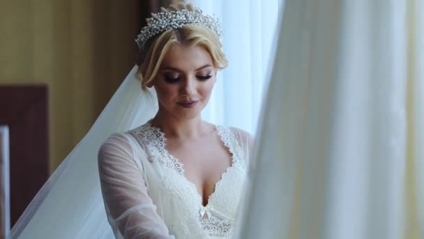 Schöne Blonde Braut Hochzeitskleid Bereitet Sich Auf Zeremonie Vor — Stockvideo